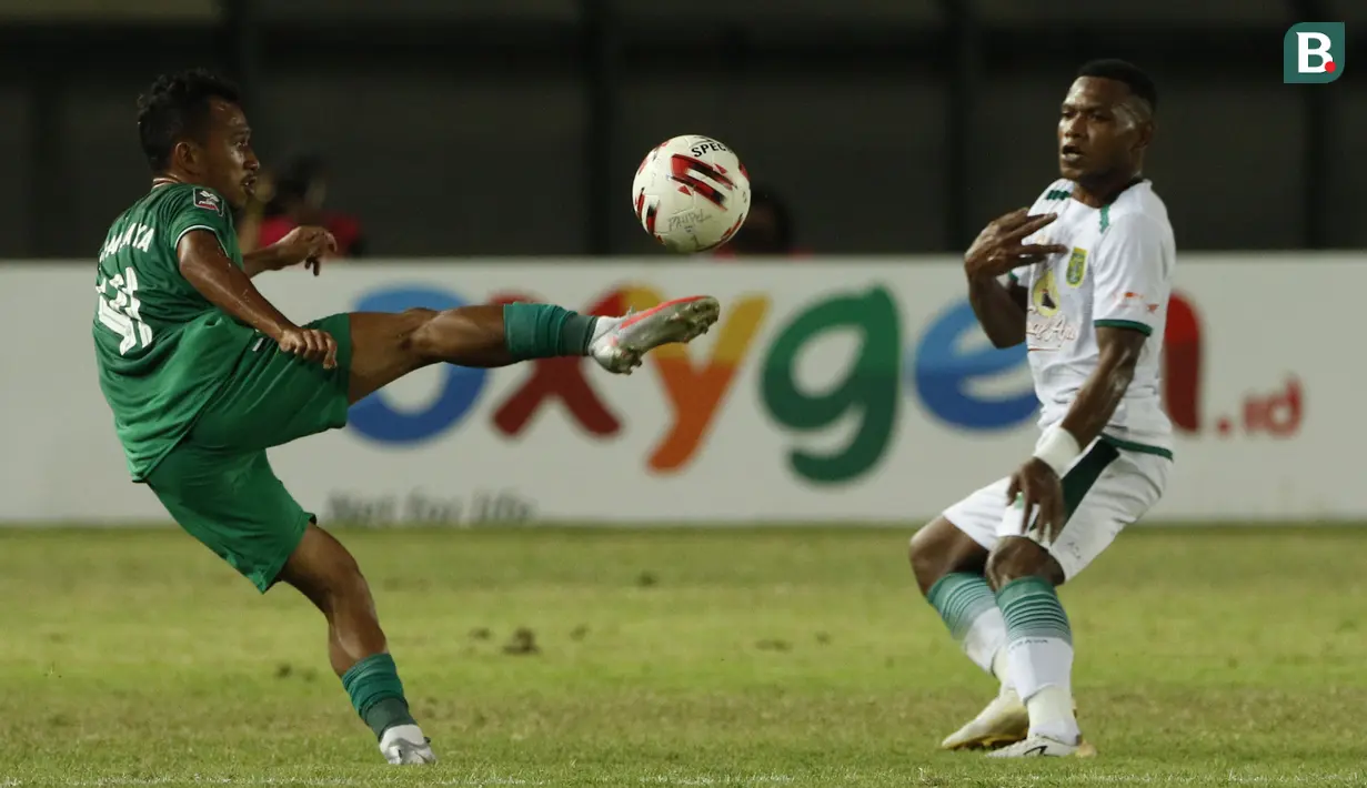 Benar saja, dalam pertandingan terakhir babak penyisihan Piala Menpora 2021 tersebut Irfan Jaya yang menjadi tumpuan lini depan dengan kecepatannya sebagai pemain sayap PS Sleman kerap kali merepotkan barisan pertahanan Bajul Ijo. (Bola.com/Ikhwan Yanuar)