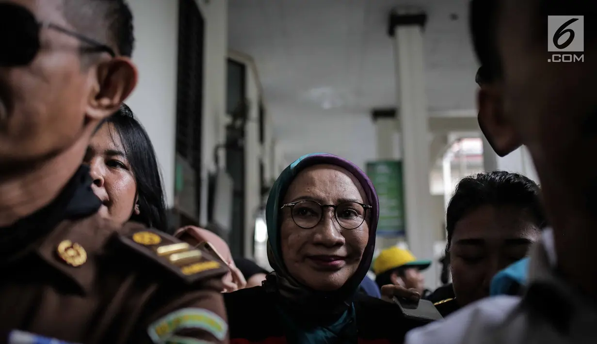 Terdakwa kasus dugaan penyebaran berita bohong, Ratna Sarumpaet meninggalkan PN Jakarta Selatan, seusai menjalani  sidang lanjutan, Selasa (19/3). Sidang Ratna Sarumpaet mengagendakan pembacaan putusan sela dari majelis hakim. (Liputan6.com/Faizal Fanani)