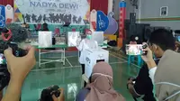 Calon Bupati Purbalingga, Dyah Hayuning Pratiwi menggunakan hak suaranya di TPS 14 Kelurahan Purbalingga Lor Kecamatan Purbalingga, Rabu (9/12/2020) pukul 08.30 WIB.