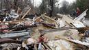 Anggota Layanan Cuaca Nasional mensurvei kerusakandi Flatwood, Alabama (30/11/2022). Badai Tornado melanda daerah tersebut yang mengakibatkan dua orang tewas di komunitas Flatwood di utara kota Montgomer. (AP Photo/Butch Dill)
