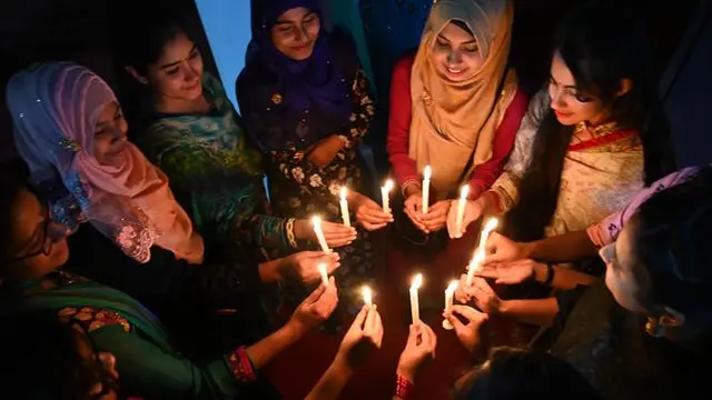 Aksi Nyalakan Lilin Peringati Hari Perempuan Internasional di Bangladesh