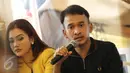 Pemain film, Ruben Onsu memberikan keterangan saat jumpa pers Sahabat Peduli Jupe di kawasan Tebet, Jakarta, Kamis (13/04). Kegiatan penggalang dana itu bertujuan untuk membantu sahabat mereka, Julia Perez. (Liputan6.com/Herman Zhakaria)