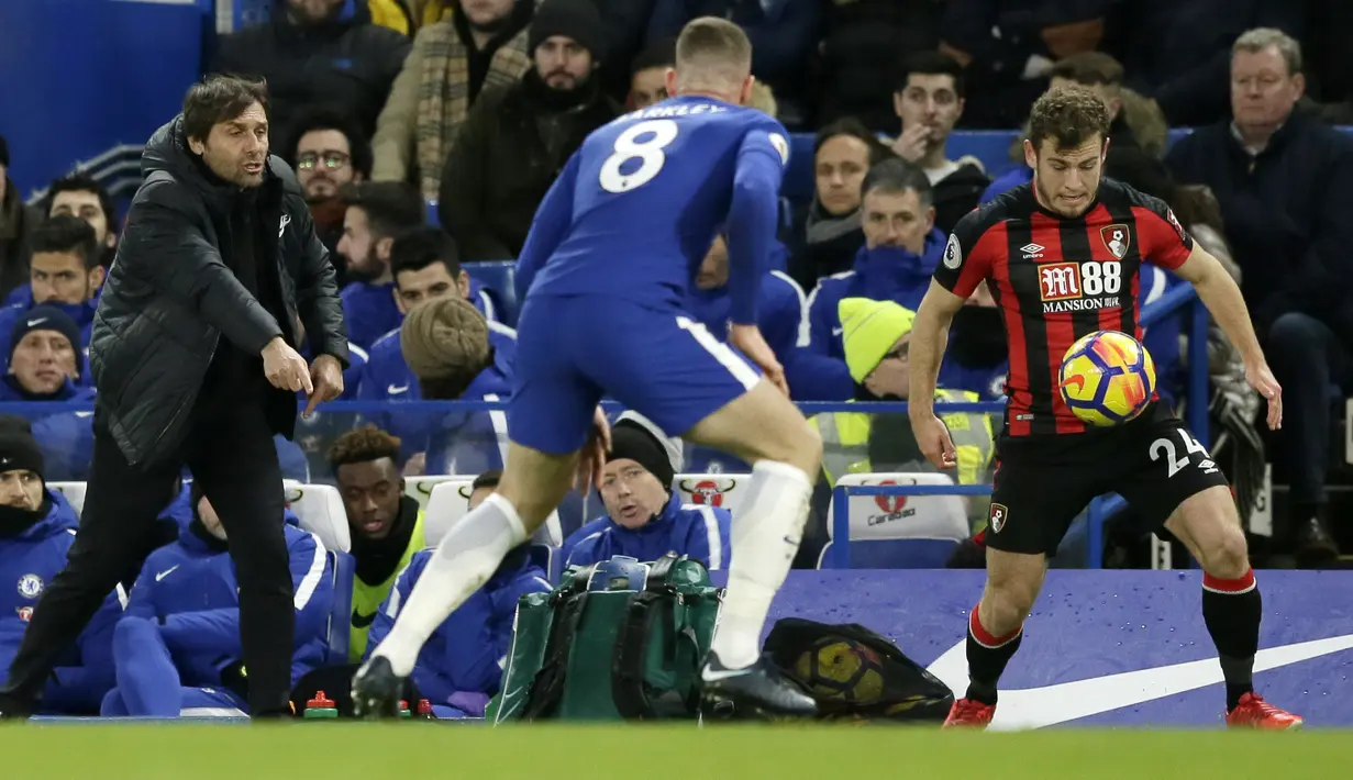 Gaya pelatih Chelsea,  Antonio Conte (kiri) memberikan arahan kepada Ross Barkley saat berebut bola dengan pemain Bournemouth, Ryan Fraser pada lanjutan Premier League di Stamford Bridge, London, (31/1/2018). Chelsea kalah 0-3. (AP/Tim Ireland)