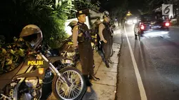 Polisi bersenjata berjaga di depan gerbang masuk Four Seasons Resort Ubud, Bali, Minggu (25/6). Kedatangan mantan presiden Amerika Serikat Barack Obama membuat polisi bersiaga selama 24 jam di sekitar hotel tersebut. (Liputan6.com/Immanuel Antonius)
