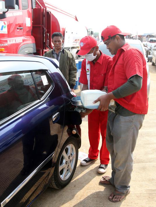 Petugas melakukan pengisian BBM untuk kendaraan pemudik di Rest Area KM 344 Tol Fungsional Pemalang-Batang, Jawa Tengah, Senin (11/6). Kios BBM menyedikan jenis Pertamax dan Dexlite kemasan satu dan 10 liter. (Liputan6.com/Arya Manggala)
