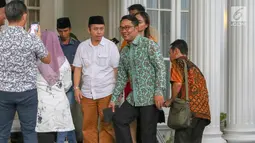 Gubernur Jawa Barat Ridwan Kamil tersenyum saat tiba mengunjungi kediaman calon wakil presiden nomor urut 01 Ma'ruf Amin di Jalan Situbondo, Menteng, Jakarta Pusat, Selasa (12/2). (Liputan6.com/Immanuel Antonius)