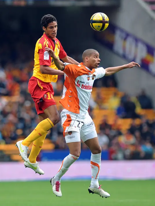 <p>Bek Lens Raphael Varane (kiri) bersaing dengan penyerang Lorient Kevin Monnet-Paquet selama pertandingan L1 Prancis di Stadion Felix Bollaert di Lens pada 30 April 2011. Varane mengaku telah memikirkan pensiun selama beberapa bulan terakhir dan sekarang adalah waktu yang tepat untuk melakukannya. (AFP/DENIS CHARLET)</p>