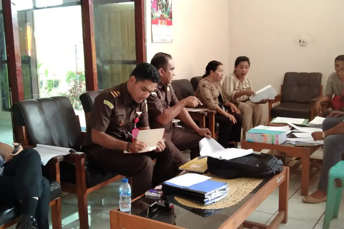 Penggeledahan di ruang Kepala SMK N 1 Larantuka, Flotim. (Foto: Liputan6.com/Ola Keda)
