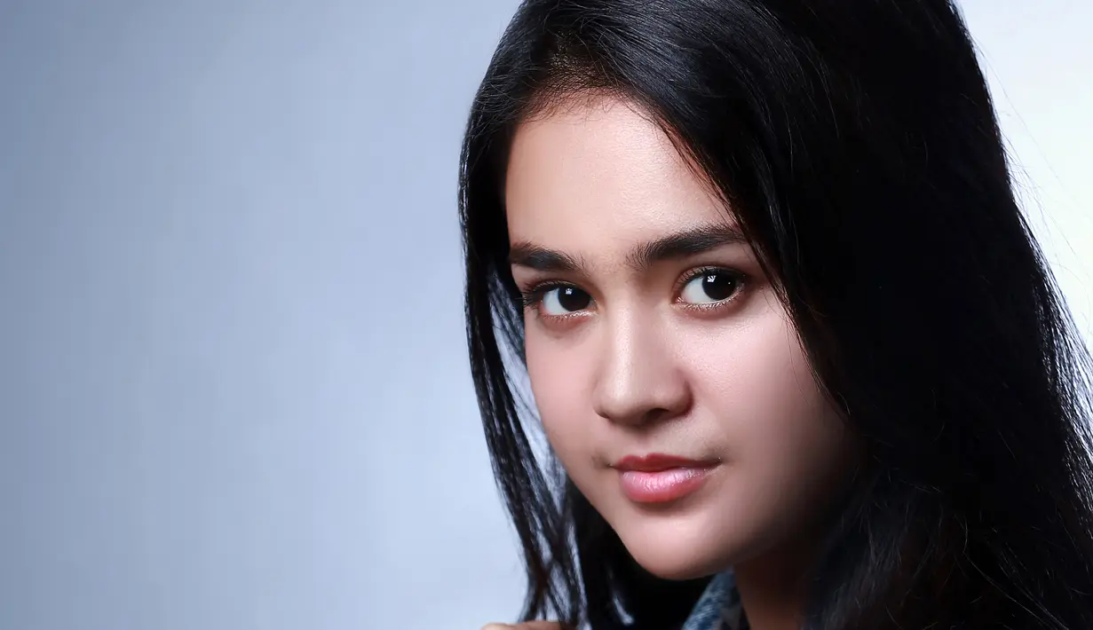 Sekedar informasi, Michelle Ziudith mengawali kariernya dari melalui ajang Miss Celebriti 2010 yang ditayangkan SCTV. Setelah itu, wajah cantiknya mulai menghiasi layar kaca. (Fotografer: Deki Prayoga, Digital Imaging: Muhammad Iqbal Nurfajri/Bintang.com)