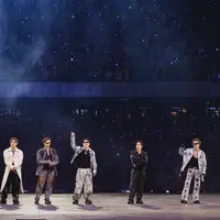 BTS mengenakan custom look rancangan Glenn Martens untuk Diesel di BTS World Tour Arirang, Chicago. (BIGHIT MUSIC)
