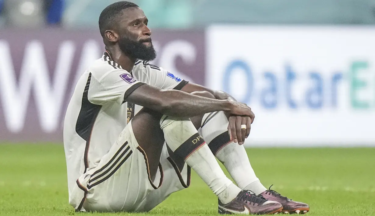 Bek timnas Jerman Antonio Ruediger bereaksi pada akhir duel matchday 3 Grup E Piala Dunia 2022 melawan Kosta Rika di Al Bayt Stadium, Jumat (2/12/2022) dini hari WIB. Jerman tersingkir dari Piala Dunia 2022 Qatar untuk kedua kalinya berturut-turut meski menang 4-2 atas Kosta Rika. (AP Photo/Matthias Schrader)