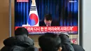 Namun, enam jam kemudian, Presiden Korea Selatan Yoon Suk Yeol mencabut kembali kebijakan tersebut setelah mendapat penolakan dari parlemen Korea Selatan. (ANTHONY WALLACE/AFP)