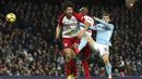 Pemain West Bromwich, Ahmed Hegazi (kiri) berebut bola dengan pemain Manchester City, Bernardo Silva pada lanjutan Premier League di The Etihad Stadium, Manchester, (31/1/2018). Manchester City menang 3-0. (Martin Rickett/PA via AP)