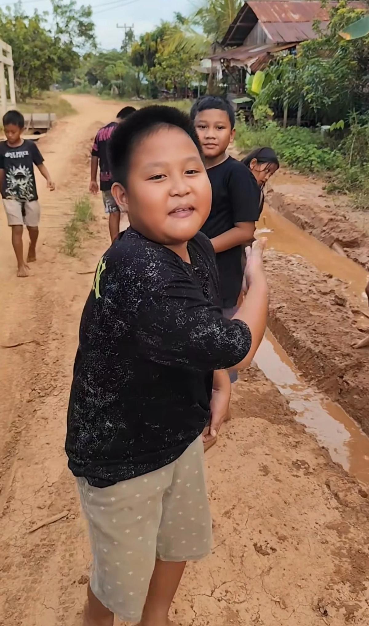 Bocil di kalbar keluhkan jalan rusak parah sentil gubernurnya tidur