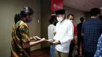 Ketua Umum Indonesia Bersatu Lawan Covid-19 dan Kahmipreneur beri 100 beasiswa ke pelajar yang terdampak wabah Covid-19.