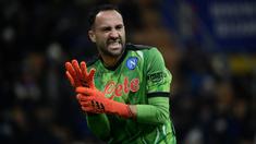 David Ospina bergabung bersama Napoli sejak 2018 usai dibuang oleh Arsenal. Kiper 33 tahun tersebut langsung berhasil merebut posisi kiper utama Partenopei hingga saat ini. Ospina telah dipercaya tampil sebanyak 103 penampilan di semua kompetisi dengan membuat 39 clean sheets. Pada musim 2021/2022, ia sukses mengantarkan Napoli finis di peringkat ketiga dan melaju ke Liga Champions musim depan. (AFP/Filippo Monteforte)
