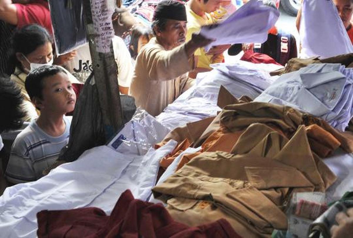 Berburu seragam sekolah di Pasar Jatinegara