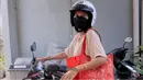 Kebahagiaan begitu terlihat dari Indah Permatasari ke pasar tradisional. Tidak membawa mobil, istri Arie Kriting itu memilih mengendarai motor sendiri. Berikut potretnya [Youtube/Indah Permatasari]