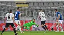Keberhasilan Inter Milan juara Coppa Italia 2022 tak lepas dari peran kiper. Samir Handanovic tampil apik musim ini. Handanovic menjadi kiper tak tergantikan bagi il Nerazurri. Ia sukses tampil dalam 50 laga dengan 4.560 menit bermain di semua ajang pada 2021/2022. (AFP/Andreas Solaro)