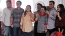 Presiden ke-5 RI Megawati Soekarnoputri bersama keluarganya termasuk Puan Maharani menunjukkan jari yang telah dicelup tinta usai mengikuti pencoblosan Pilkada DKI 2017 di TPS 027 Kebagusan, Jakarta Selatan, Rabu (15/2). (Liputan6.com/Helmi Fithriansyah)