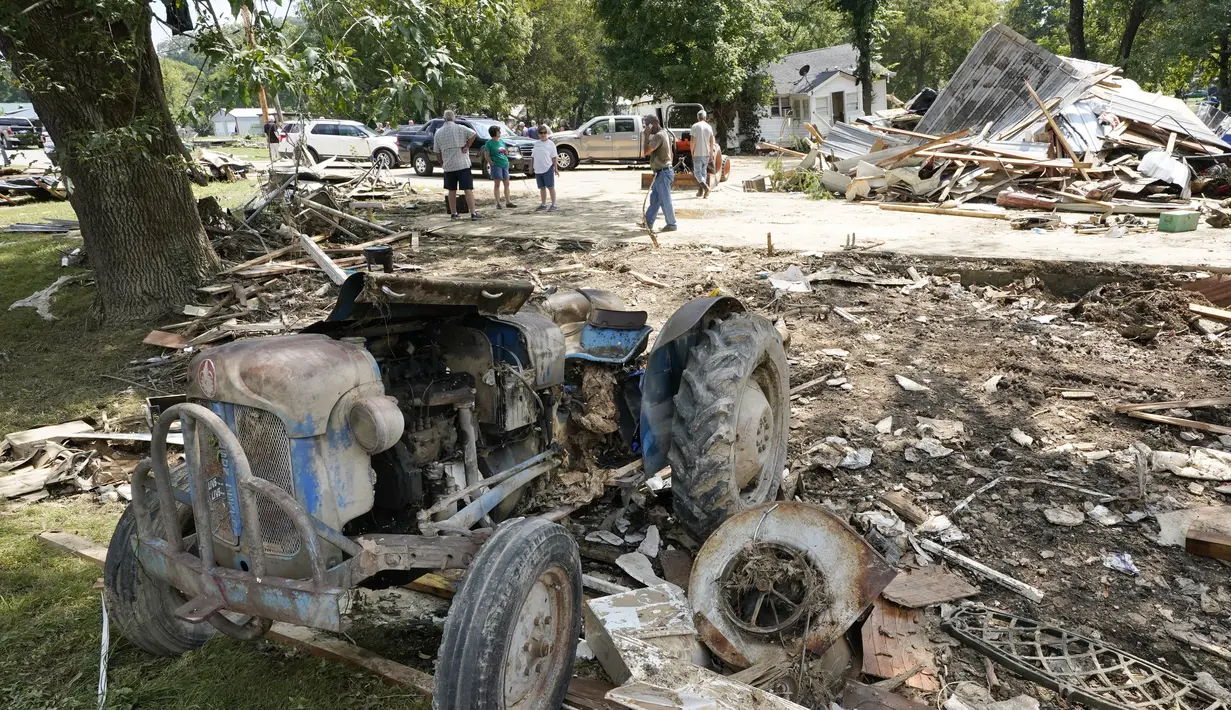 Sebuah traktor duduk di antara puing-puing di Waverly, Tennessee, Rabu (25/8/2021). Hujan deras selama akhir pekan menyebabkan banjir di Tennessee Tengah dan telah mengakibatkan puluhan orang tewas karena rumah dan jalan pedesaan hanyut. (AP Photo/Mark Humphrey)