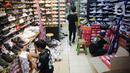 Aktivitas toko sepatu impor dari Vietnam dan China di Jakarta, Selasa (1/9/2020). Kementerian Perdagangan menerbitkan Permendag Nomor 68 Tahun 2020 untuk menekan laju impor alas kaki dan barang konsumsi lainnya yang meningkat hingga 50,64 persen pada Mei hingga Juni 2020 (Liputan6.com/Faizal Fanani)