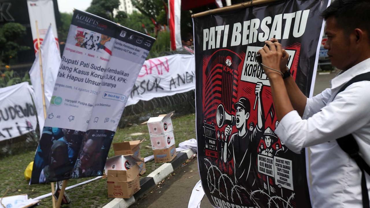 FOTO: Akasi Massa Desak KPK Tetapkan Bupati Pati Sudewo Tersangka