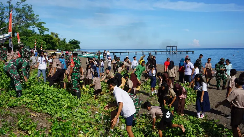 Program Karya Bakti Kodim 1309 Manado di pesisir pantai Desa Tateli Dua, Kecamatan Mandolang, Kabupaten Minahasa, Sulut, Jumat (9/6/2023).