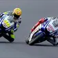 Valentino Rossi dan Jorge Lorez=nzo terlibat insiden senggolan pada MotoGP Jepang di Sirkuit Motegi 2010. (BBC)