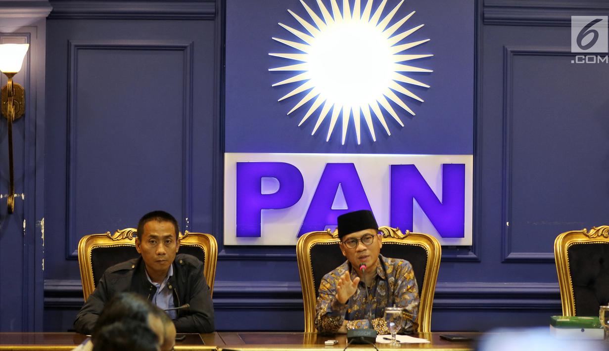 Ketua F-PAN DPR Yandri Susanto (kanan) saat menerima Gerakan Aliansi Menolak Pertambangan Gunung Gede dan Merdeka Banten di Jakarta, Rabu (20/3). Masyarakat berharap msalah Gunung Gede dan Gunung Merdeka cepat terselesaikan. (Liputan6.com/JohanTallo)