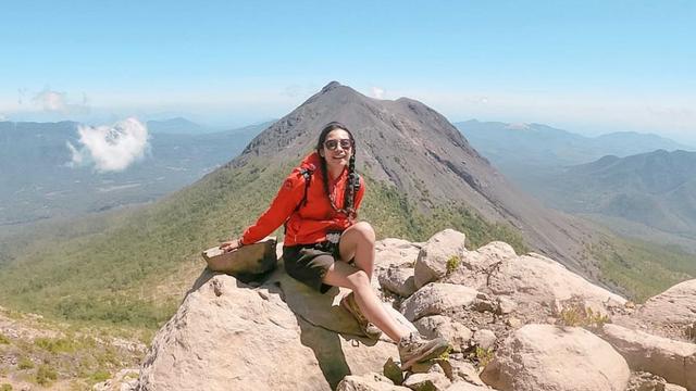Seorang pendaki berada di gunung Lewotobi @anajennytha
