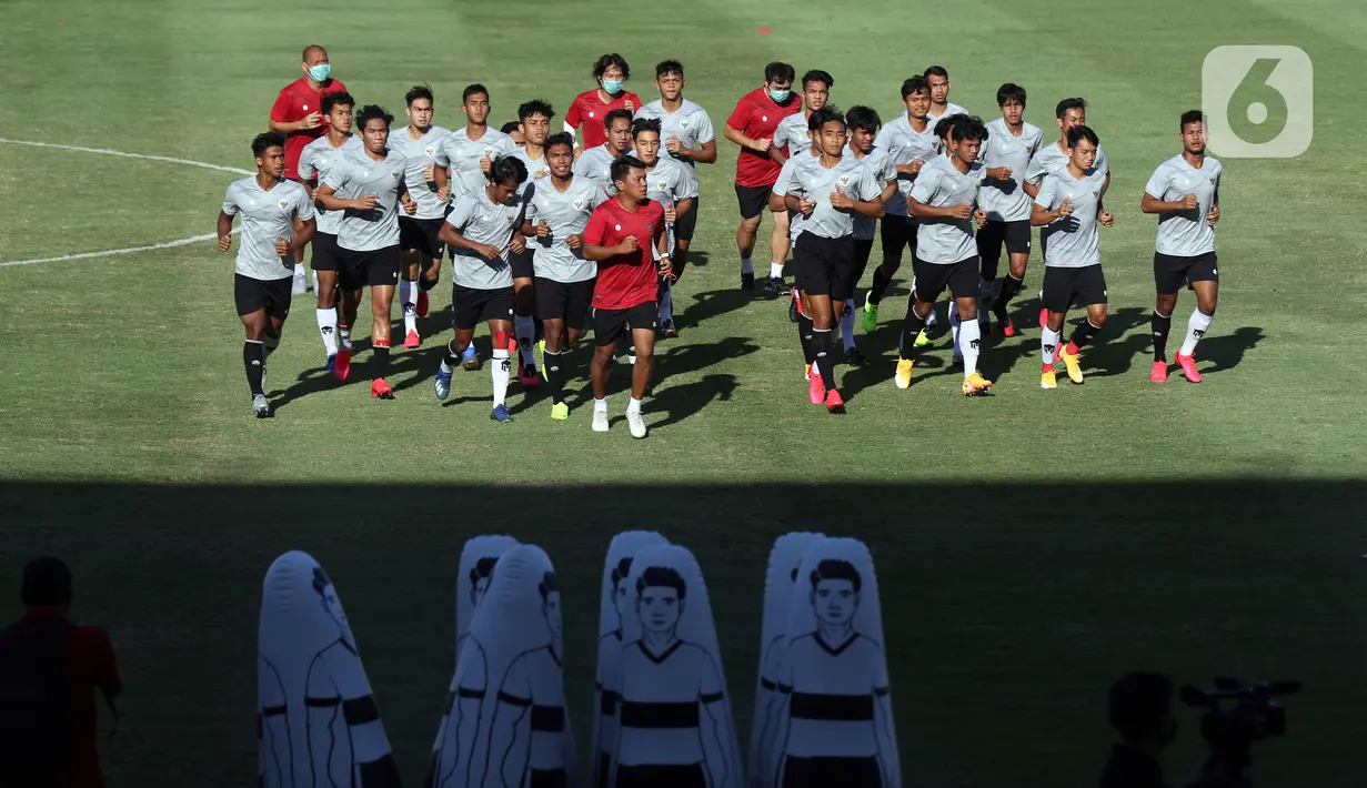 Pemain Timnas Indonesia U-19 melakukan pemanasan saat latihan di Stadion Madya Gelora Bung Karno, Jakarta, Jumat (28/8/2020). Selanjutnya, Timnas U-19 akan berlatih dan mengikuti turnamen mini di Kroasia sebagai bagian persiapan Piala Asia U-19 2020 di Uzbekistan. (Liputan6.com/Helmi Fithriansyah)