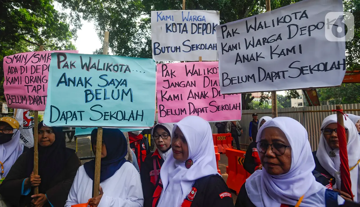 Dalam orasinya, massa menyinggung nasib puluhan CPD yang dianulir dan meminta pertanggungjawaban dari Pemerintah Kota (Pemkot) Depok. (merdeka.com/Arie Basuki)