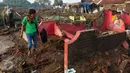 Sisa puing bangunan rumah yang diterjang banjir bandang di Kampung Cimacan, Kecamatan Tarogong, Kabupaten Garut, Kamis (22/9). Berdasarkan data sementara Basarnas Jabar, 23 orang tewas, belasan hilang dan 59 orang luka-luka. (Liputan6.com/Johan Tallo)