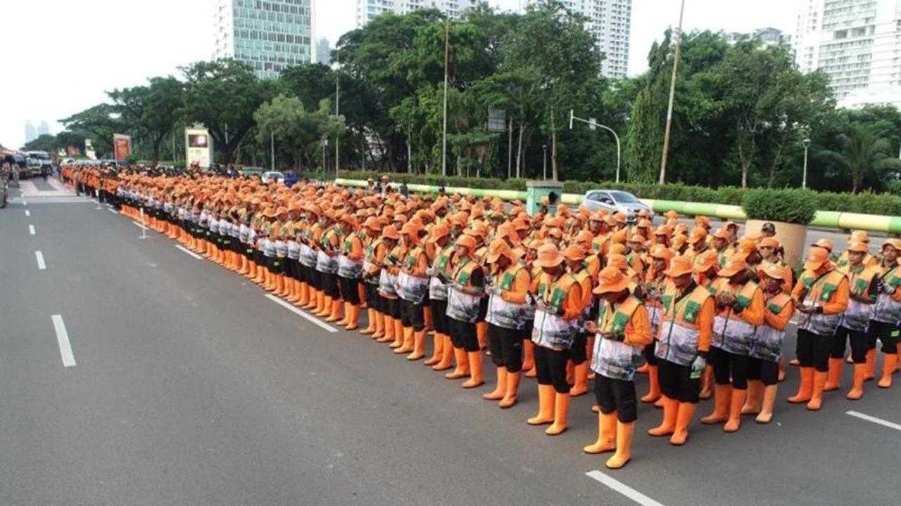 3.395 Pasukan Oranye Disebar Bersihkan Sampah saat Malam Tahun Baru di Jakarta