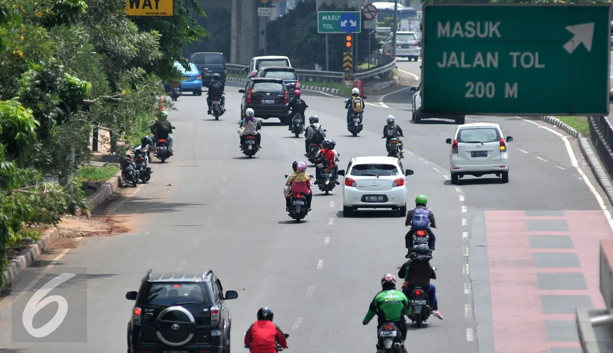 Sepanjang jalan MT Haryono mulai dari Cawang BNN hingga Pancoran tidak terdapat kemacetan, termasuk arah sebaliknya, Jakarta, Senin (28/12). (Liputan6.com/Yoppy Renato)