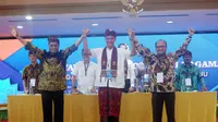 Ganjar Pranowo (tengah) kembali terpilih menjadi Ketua Umum PP Kagama periode 2019-2024 secara aklamasi dalam Munas ke-XIII Kagama di di Hotel Grand Inna Bali Beach, Denpasar, Bali, Jumat (15/11/2019). (Ist)