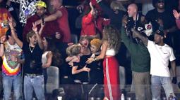Taylor Swift (tengah) bersama rekan-rekannya merayakan kemenangan Kansas City Chiefs atas San Francisco 49ers pada laga Super Bowl  LVIII di Las Vegas, Amerika Serikat, Minggu (11/02/2024) waktu setempat. Ia datang langsung untuk mendukung sang kekasih sekaligus kapten Kansas City Chiefs, Travis Kelce. (AP Photo/David Becker)