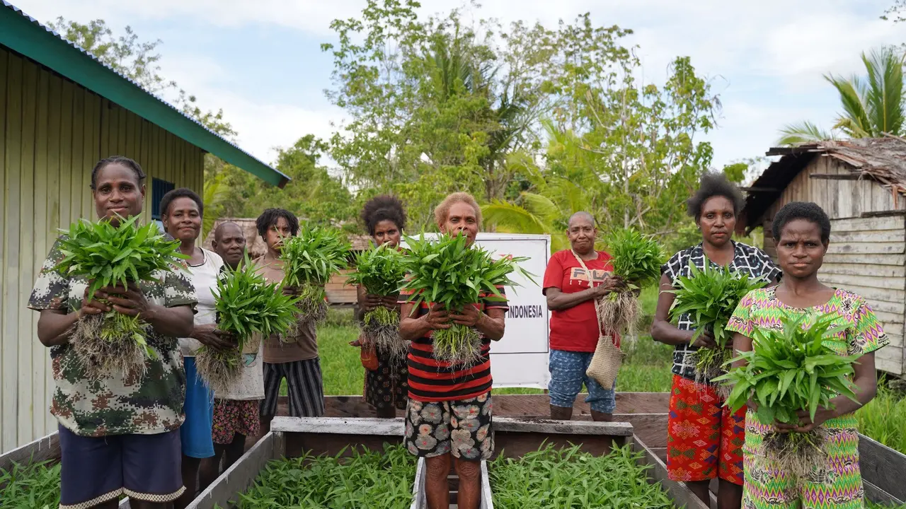 Namun di tengah krisis iklim yang makin nyata, harapan baru warga Asmat  mulai tumbuh di atas air. Lewat program From Floating Farm to Table (FF2T) mereka bisa mengupayakan pangan di atas air.