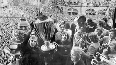 Johan Cruyff dan tim Ajax disambut meriah di Amsterdam setelah menjuarai Piala Champions tahun 1972. (AFP)