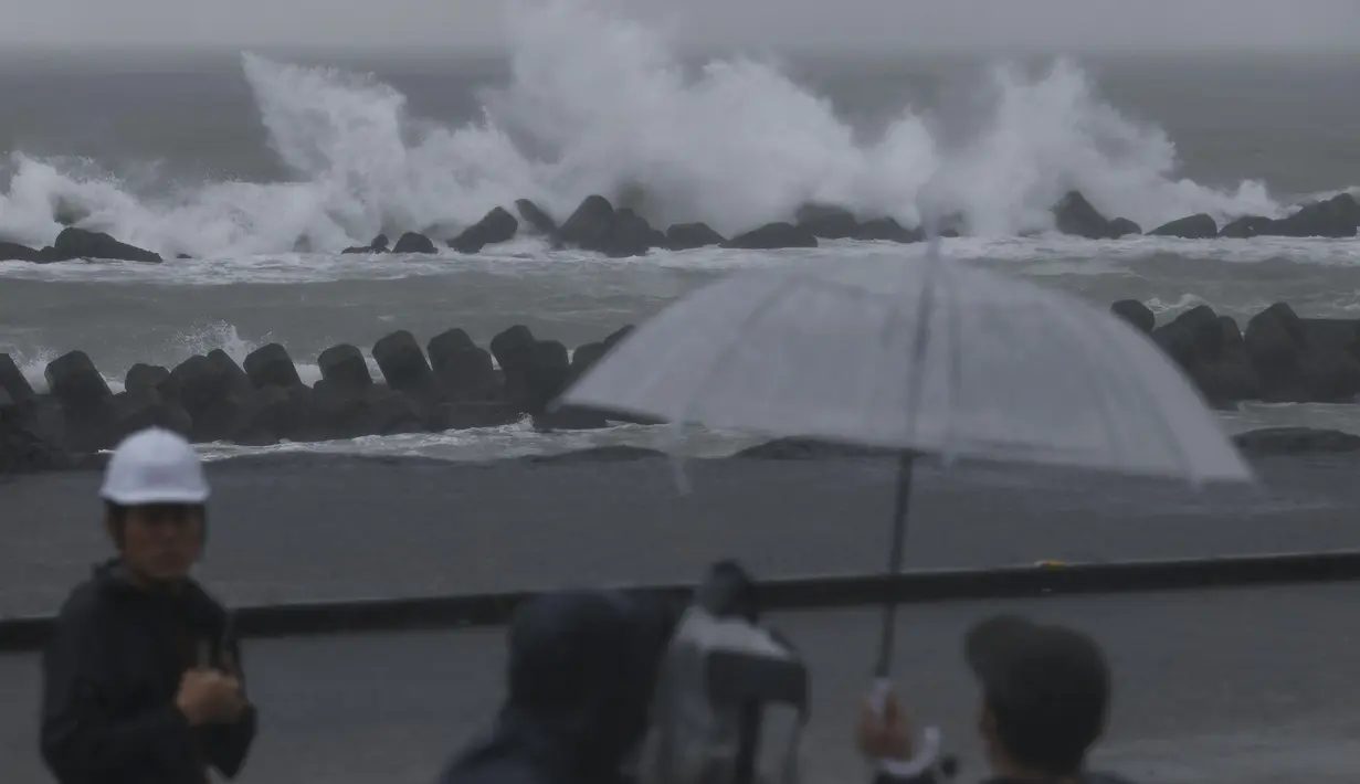 Gelombang menghantam pantai saat Badai Tropis Meari bergerak di atas perairan pantai, di Shizuoka, barat daya Tokyo, Sabtu (13/8/2022). Prefektur Shizuoka diberitahu untuk bersiap menghadapi hujan yang sangat deras. (Kyodo News via AP)