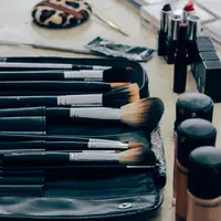Ilustrasi kuas makeup. Sumber foto: unsplash.com/Manu Camargo.