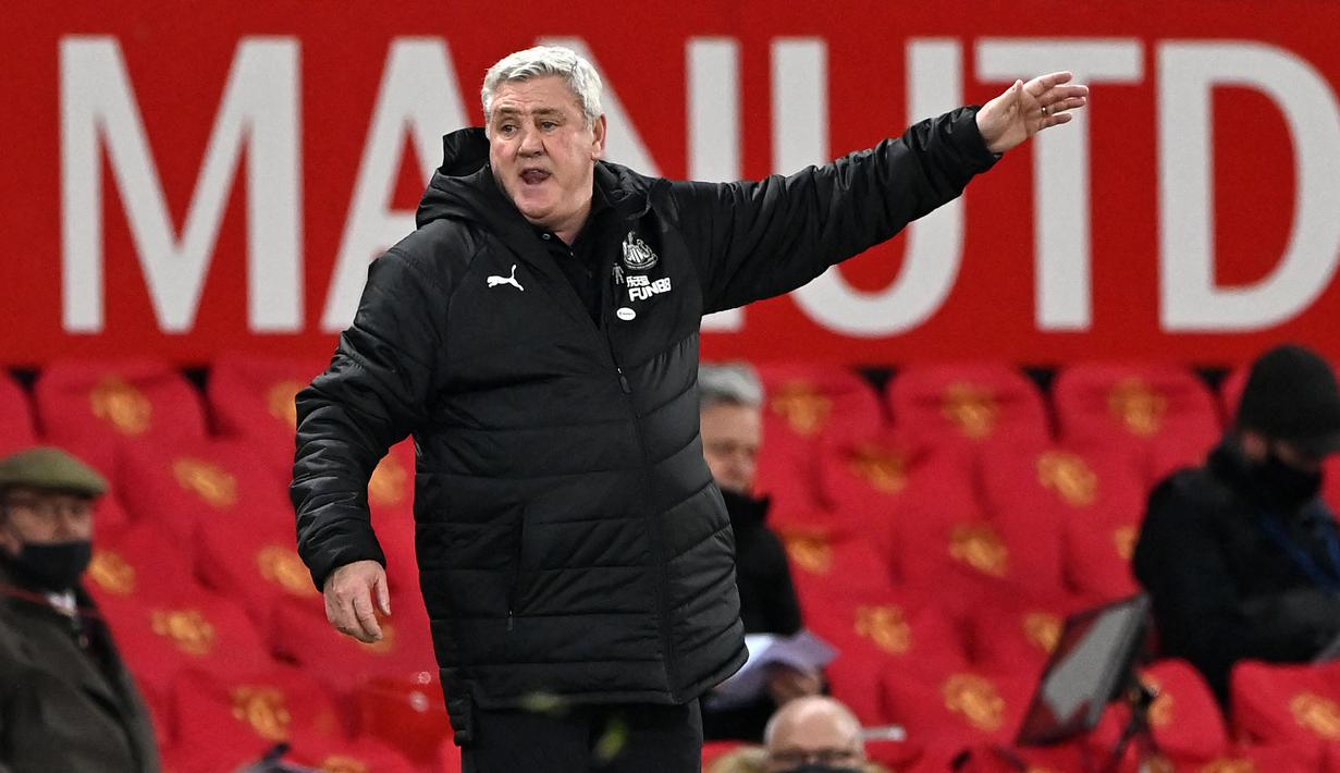 Mantan pelatih Newcastle United, Steve Bruce merupakan bek tengah legendaris milik Manchester United. Ia dipercaya ban kapten pada 1994 menggantikan Bryan Robson. Di bawah kepemimpinannya, ia sukses menyabet tiga gelar Liga Inggris dan dan dua piala FA. (AFP/Pool/Stu Forster)