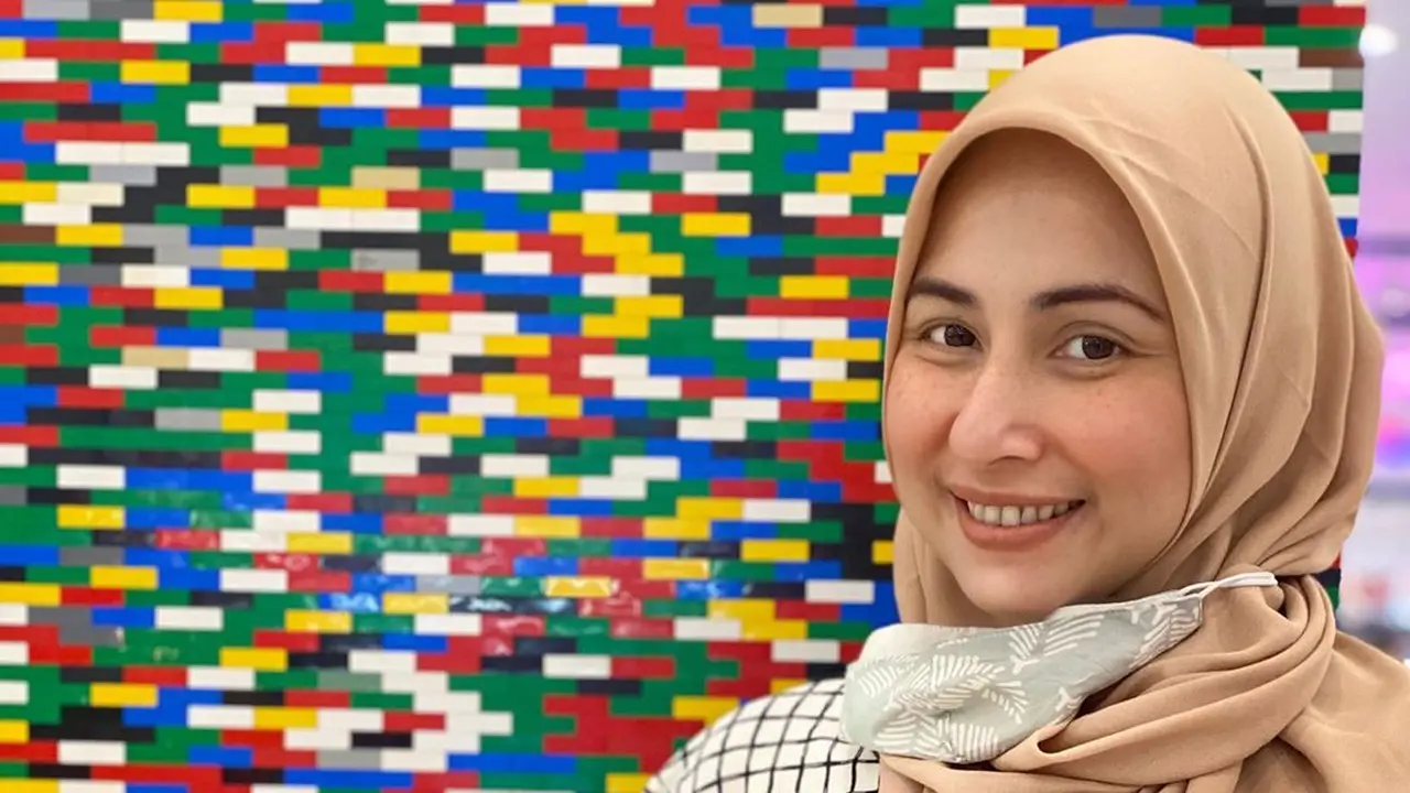 Mantap Berhijab, Ini 7 Potret Penampilan Terbaru Deswita Maharani