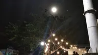 Penampakan bulan di Kota Palu jelang gerhana bulan penumbra, Jumat, 10 Januari 2020. (Liputan6.com/Heri Susanto)