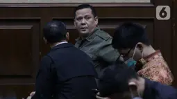 Terdakwa kasus suap penghapusan red notice Djoko Tjandra, Irjen (Pol) Napoleon Bonaparte (tengah) sesaat sebelum menjalani sidang lanjutan di Pengadilan Tipikor, Jakarta, Senin (8/2/2021). Sidang beragendakan mendengar keterangan terdakwa. (Liputan6.com/Helmi Fithriansyah)