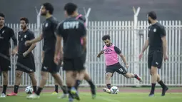 Penyerang Mesir, Mohamed Salah (kedua kanan) menendang bola selama sesi latihan di stadion Olembe di Yaounde (1/2/2022). Mesir akan bertanding melawan Kamerun pada babak semifinal Piala Afrika (CAN) 2021. (AFP/Charly Triballaeau)