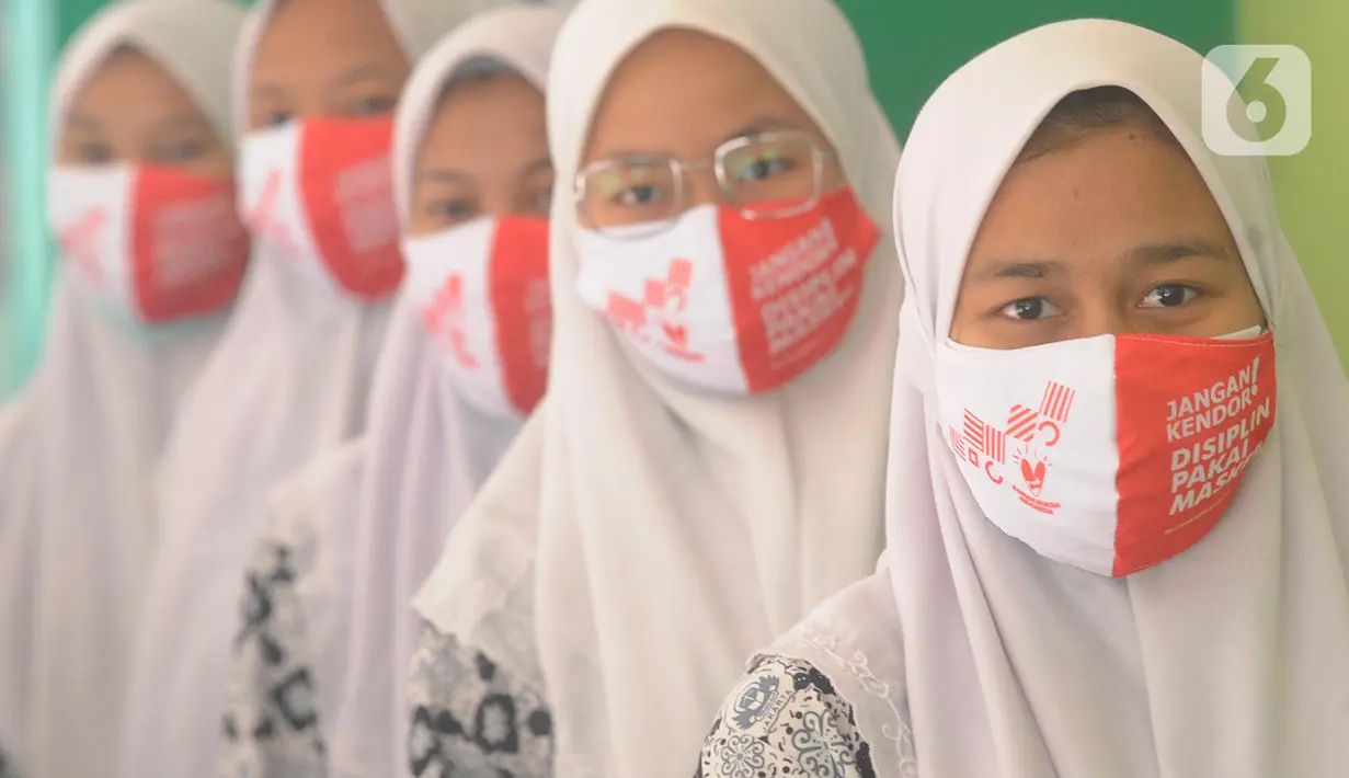Para santri saat sosialisasi 3M (memakai masker, mencuci tangan dengan sabun, dan menjaga jarak) di Ponpes Daarul Rahman, Jakarta, Rabu (18/11/2020). Kegiatan ini untuk meningkatkan kesadaran generasi muda tentang pentingnya 3M dalam memutus mata rantai penyebaran covid-19. (merdeka.com/Arie Basuki)