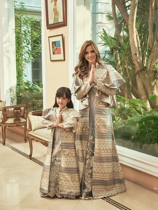 Dalam foto tersebut Nia dan Mikhayla tampak begitu cantik mengenakan busana muslim yang kembar. Baju tersebut memang telah mereka pakai saat lebaran tahun lalu, namun nyatanya mereka tetap terlihat cantik. (Instagram/ramadhaniabakrie)