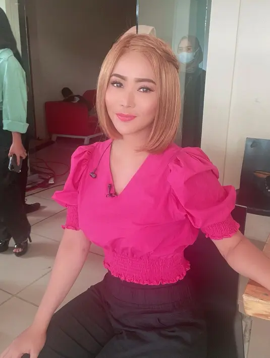 Setelahnya, secara spesifik Inul Daratista menyorot pentingnya menyeleksi teman. Menurutnya, teman yang buruk bisa merusak karier bahkan kehidupan pribadi. “Karena aku tahu tidak semua orang senyumnya manis hatinya juga manis. Jadi bagiku tidak penting gak punya teman, tapi hidup di dunia kita perlu orang lain. Makanya pandai2 memilih teman, bahkan yang dekatpun kadang lebih jahat dari macan,” cuit Inul Daratista. (Foto: Dok. Instagram @inul.d)